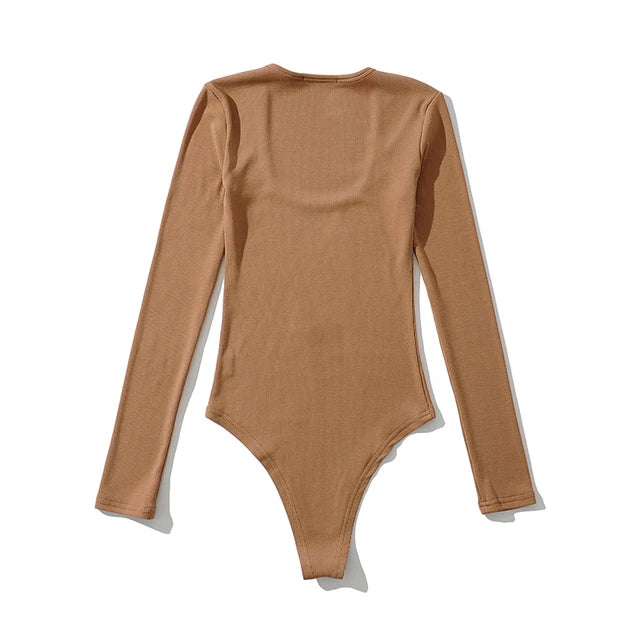 écouvrez notre bodysuit à manches longues avec col carré, conçu pour un look sexy et élégant. Fabriqué en tissu élastique, il offre un ajustement parfait pour toutes les occasions !