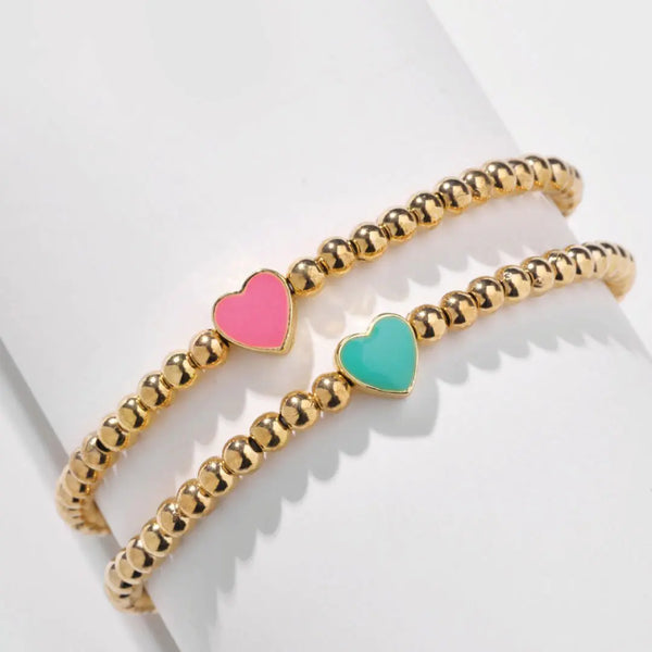 Ajoutez une touche d'élégance à votre style avec le Kinsley Heart Bracelet, le bijou parfait pour célébrer l'amitié. À porter seul ou avec d'autres bracelets !