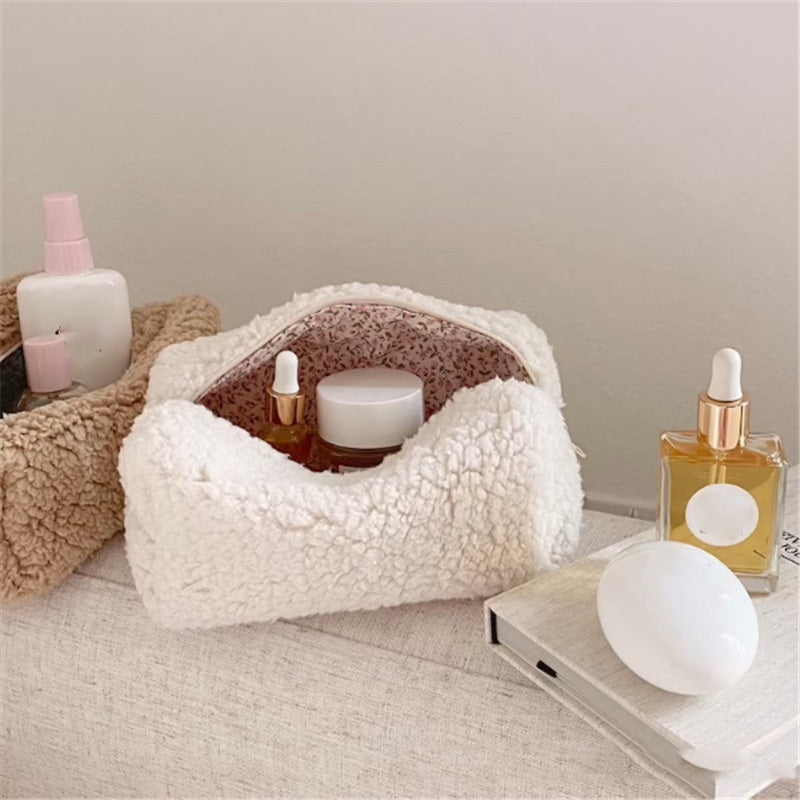 Adoptez la douceur et l’élégance ! Cette trousse en tissu peluche ultra-doux est l’accessoire parfait pour ranger vos cosmétiques avec style. Son format pratique, sa fermeture éclair sécurisée et ses couleurs tendances en font un must-have. Commandez la vôtre maintenant avant rupture de stock !